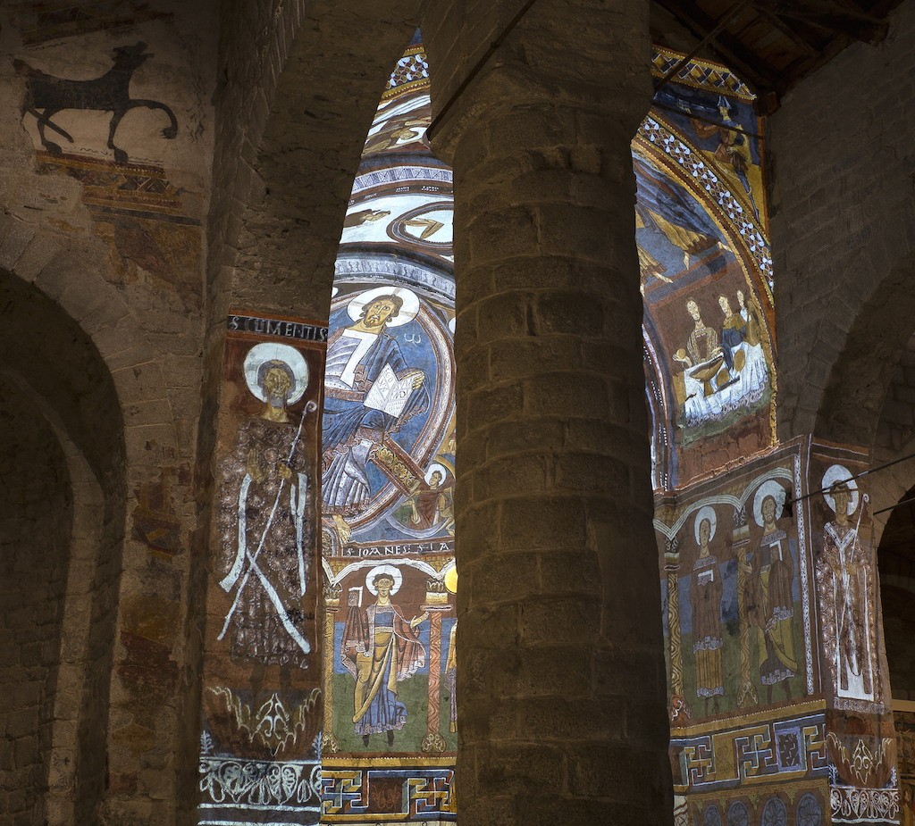 Figure 10: Real paintings on the left, virtual paintings on the right. Photo: Eloi Maduell.