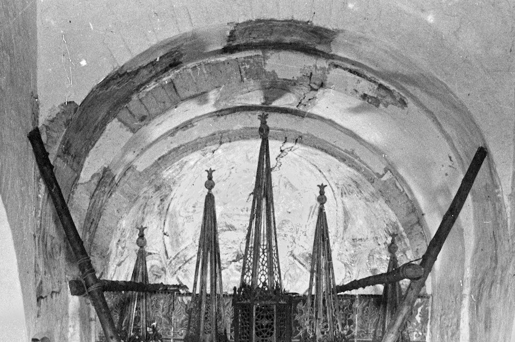 Deep layers of paintings after fresco removal. Biblioteca de Catalunya, Salvany Archive.