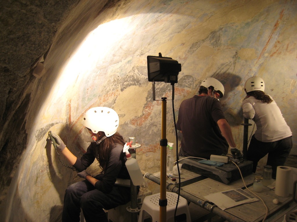 Removal of the modern layer of paint. Photo: SPA. DGABMP